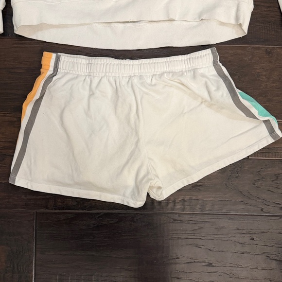 Wildfox White Shorts Set with Orange and Green Accents 66 Motel - Picture 10 of 12